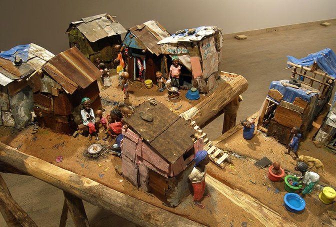 Village Démocratie (détail de l’installation) 2010-2011. Bois, miroirs, sculpey, tissus, sable, plastique, métal, écran LED et autres matériaux divers. Photo : Mendel Art Gallery