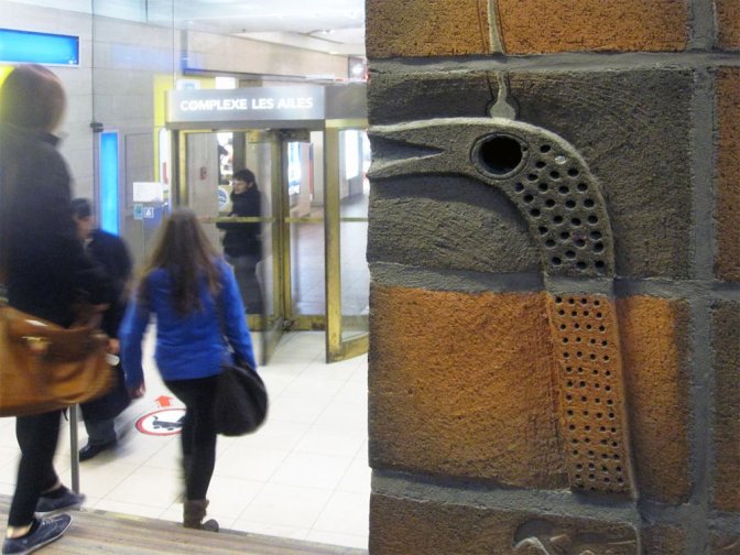 Murales, 1966 Station McGill (mezzanine côté sud). Terre cuit, dimensions variables. Photo : Société de transport de Montréal