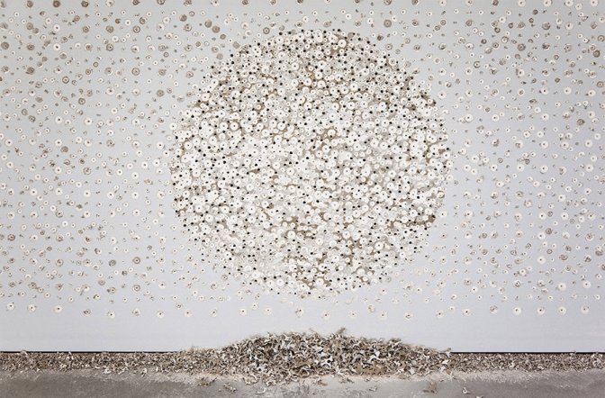 Je suis trou 17-09-14 ; 17:23, 2015 Gypse, forages, poussière 122 x 244 x 61 cm