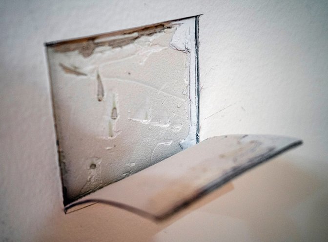 Temps sombre (détail de l’exposition) Gypse, forage